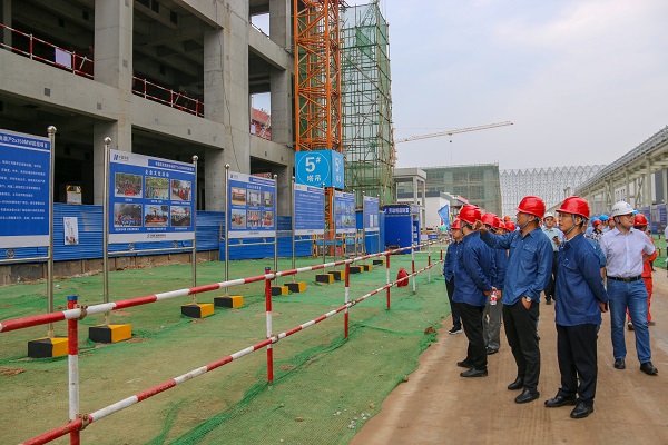 3  祝总仔细听取项目现场易游在线宣传介绍.jpg